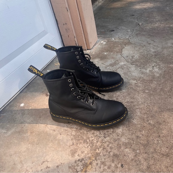 New bearly used doc martins smooth leather size 9 (they arnt platforms) - Picture 2 of 2